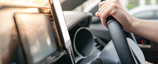 Mit Auto-Apps dein Auto smart machen: Wobei dein Smartphone das Steuer übernehmen kann.