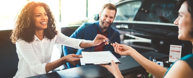 Paar unterschreibt einen Leasing-Vertrag